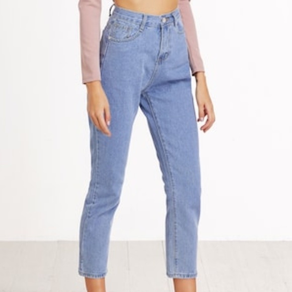 Denim - NWOT Cropped Mom jeans